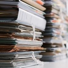 Aktenberge | Bildquelle: Fotolia Aktenstapel auf einem Tische aufgereiht